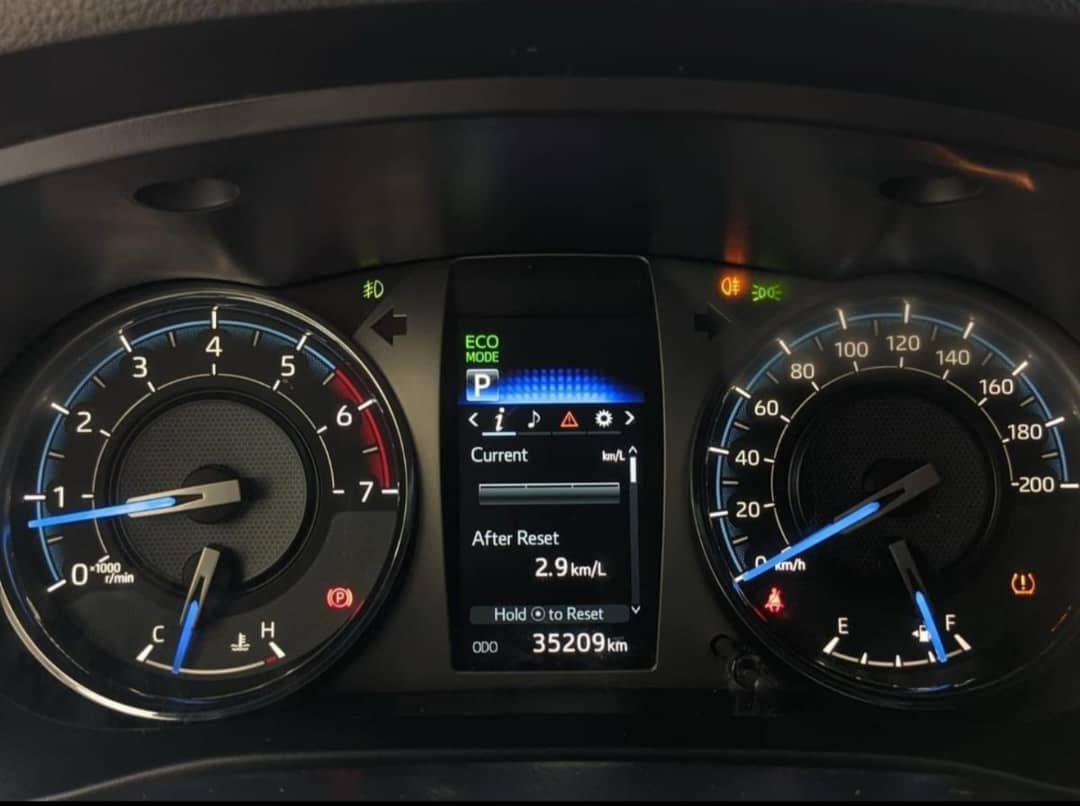 2022 Toyota Hilux 4x4 - Image 8