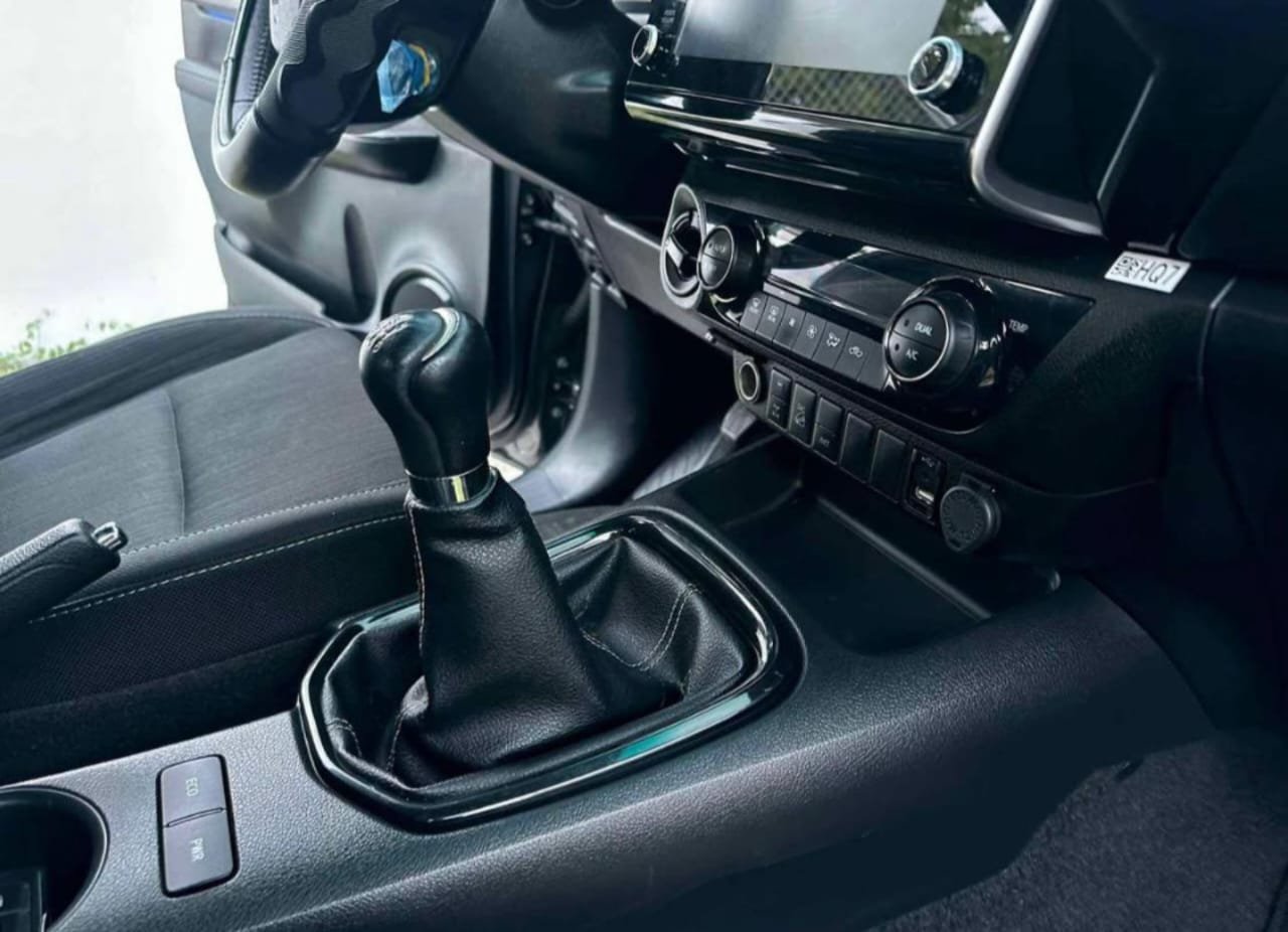 Toyota Hilux 4x4 diesel engine - Image 10