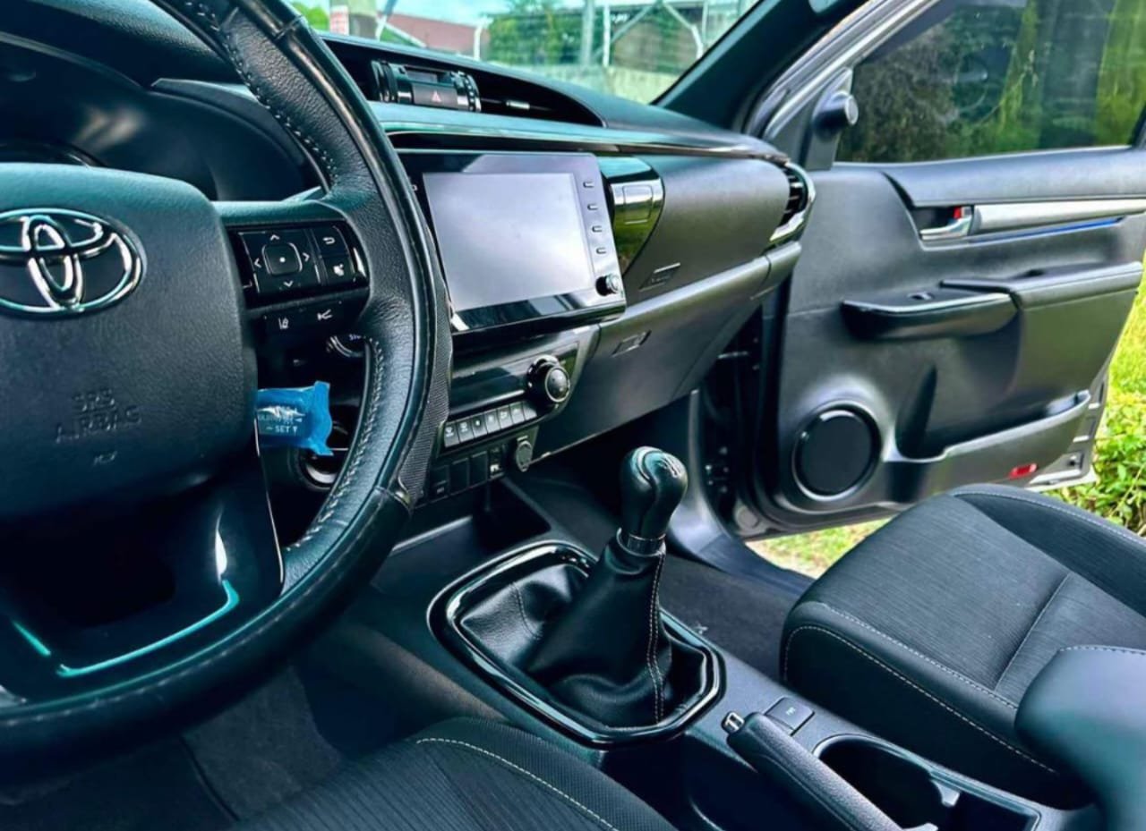 Toyota Hilux 4x4 diesel engine - Image 11